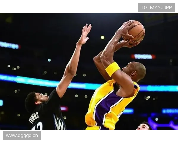 科比多次单打拉开得分差异引领球队关键时刻爆发